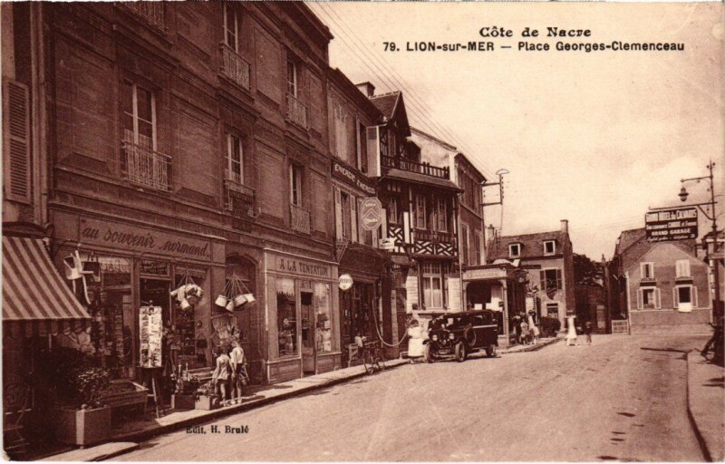 Carte postale ancienne Lion sur Mer Place Georges-Clemenceau France à Lion-sur-Mer