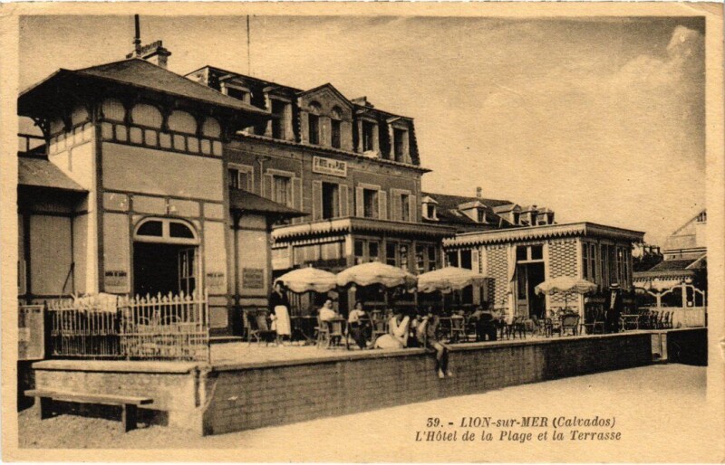 Carte postale ancienne Lion sur Mer L'Hotel de la Plage et la Terrasse France à Lion-sur-Mer
