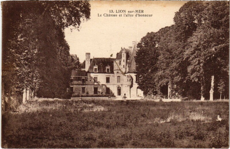 Carte postale ancienne Lion sur Mer Le Chateau et l'allee d'honneur France à Lion-sur-Mer