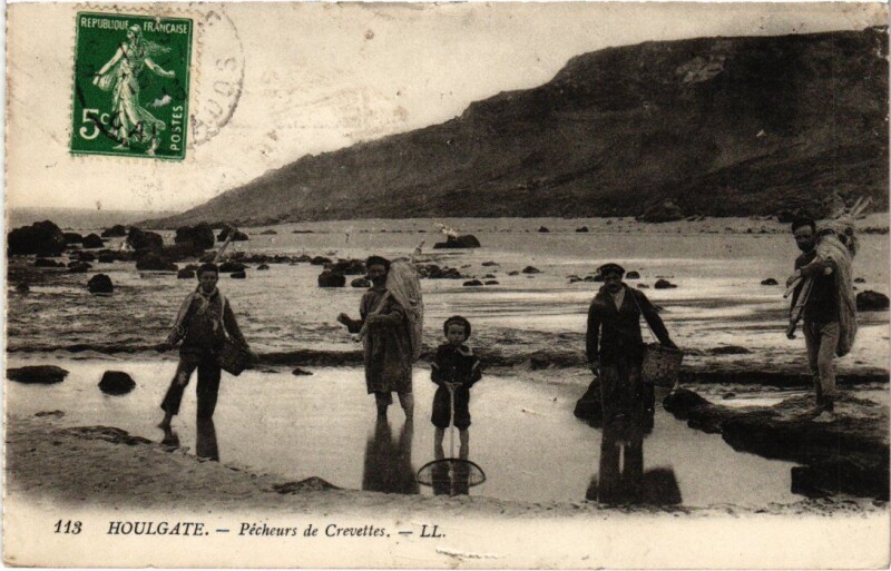 Carte postale ancienne Houlgate Pecheurs de Crevettes France à Houlgate