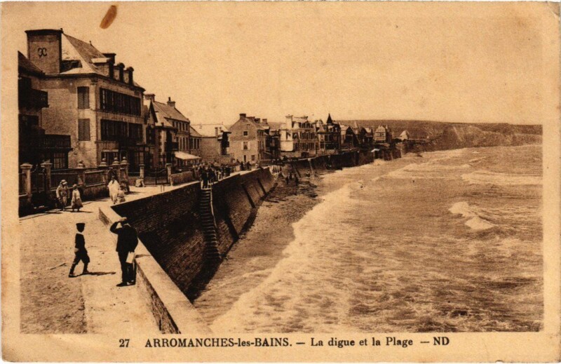 Carte postale ancienne Arromanches La digue et la Plage France