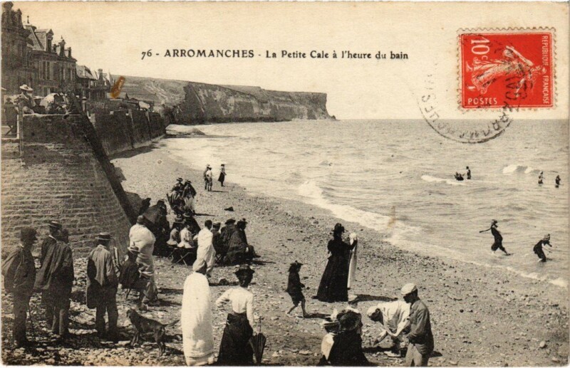 Carte postale ancienne Arromanches La Petite Cale a l'heure du bain France