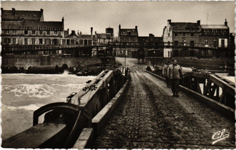 Carte postale ancienne Arromanches Le Pont vu de la jetee France