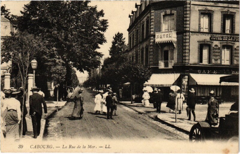 Carte postale ancienne Cabourg La Rue de la Mer France à Cabourg