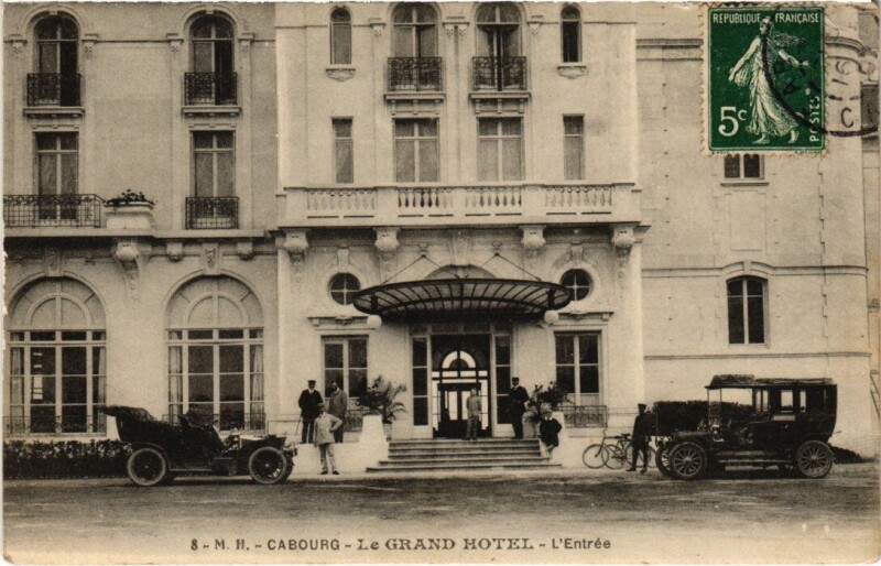 Carte postale ancienne Cabourg Le Grand Hotel France à Cabourg