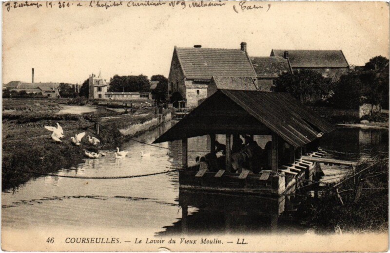 Carte postale ancienne Courseulles Le Lavoir du Vieux Moulin France à Vieux
