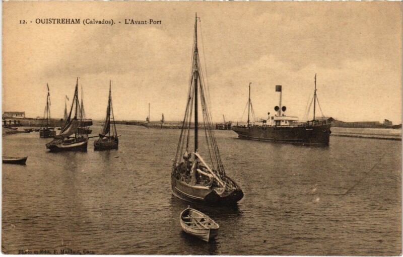 Carte postale ancienne Ouistreham L'avant-port France à Ouistreham