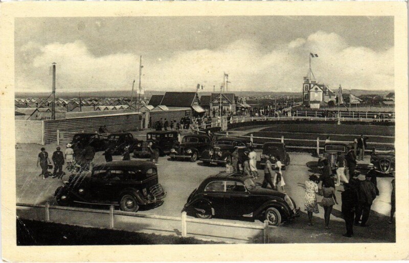 Carte postale ancienne Ouistreham Place du Casino, Le Parc a utos France à Ouistreham