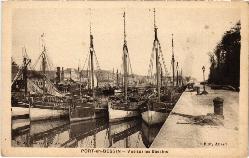 Carte postale ancienne Port en Bessin Vue sur les Bassins France