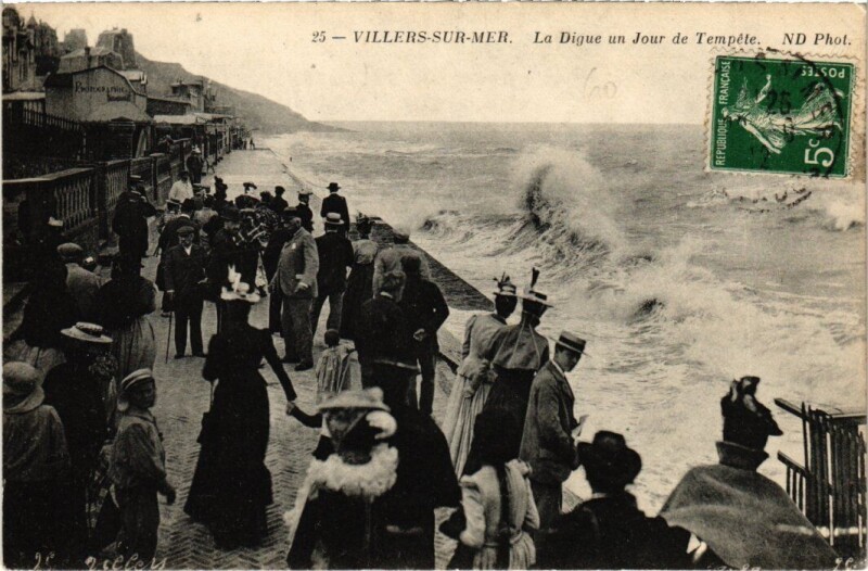 Carte postale ancienne Villers sur Mer La Digue un Jour de Tempete France à Villers-sur-Mer