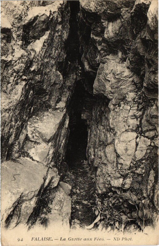 Carte postale ancienne Falaise La Grotte aux Fees France à Falaise