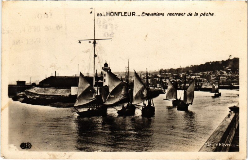 Carte postale ancienne Honfleur Crevettiers rentrant de la peche France à Honfleur