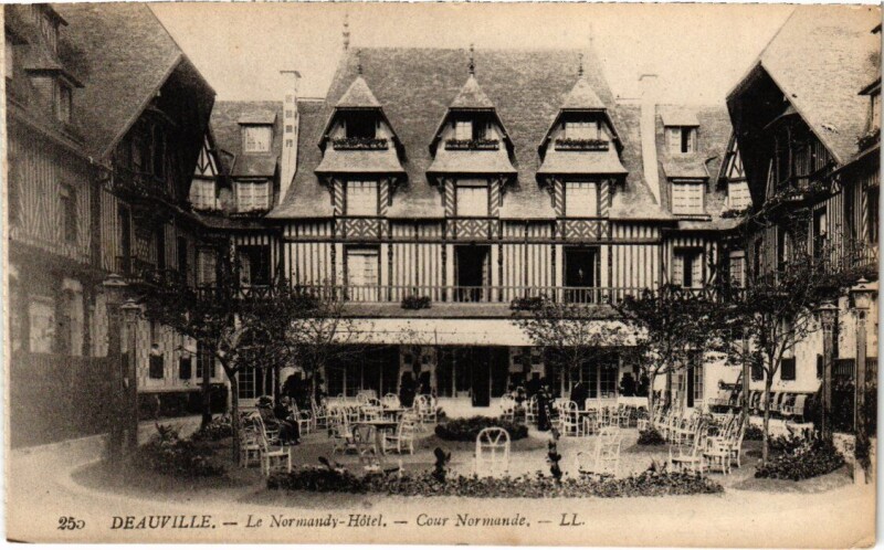 Carte postale ancienne Deauville Le Normandy Hotel France à Deauville