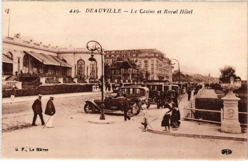 Carte postale ancienne Deauville Le Casino et Royal Hotel France à Deauville