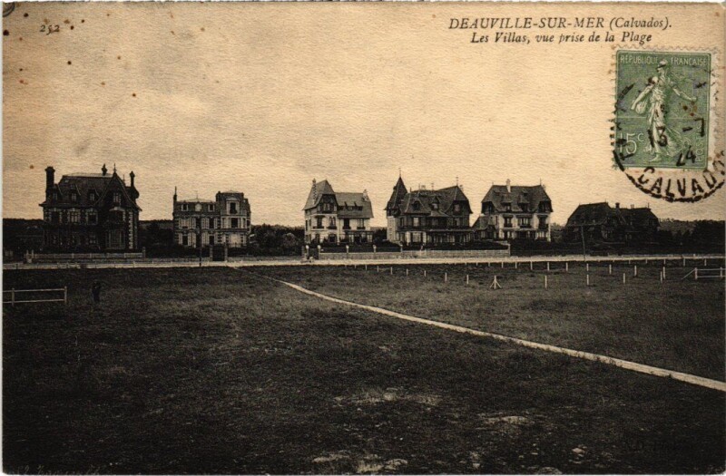 Carte postale ancienne Deauville Les Villas, vue prise de la Plage France à Deauville