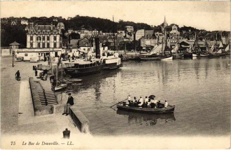 Carte postale ancienne Deauville Le Bac de Deauville France à Deauville