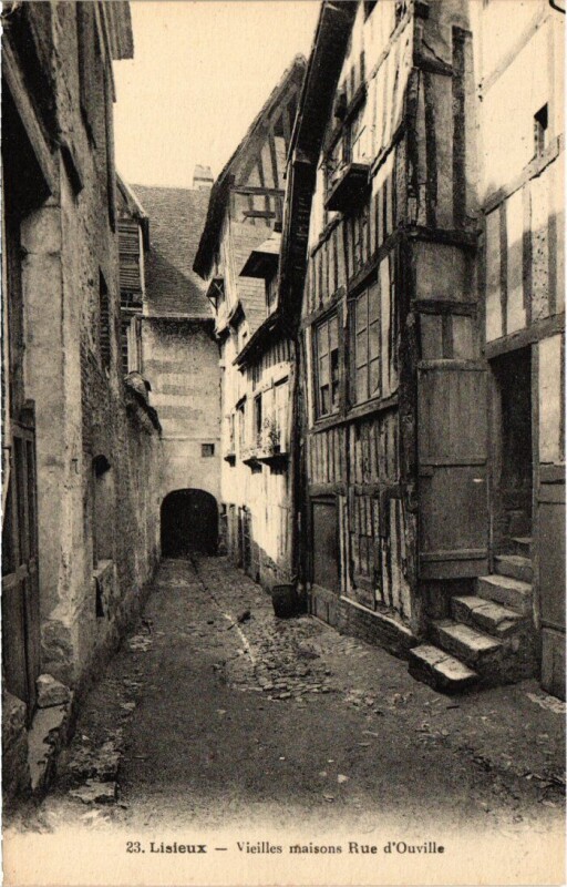 Carte postale ancienne Lisieux Vieilles maisons Rue d'Ouville France à Lisieux