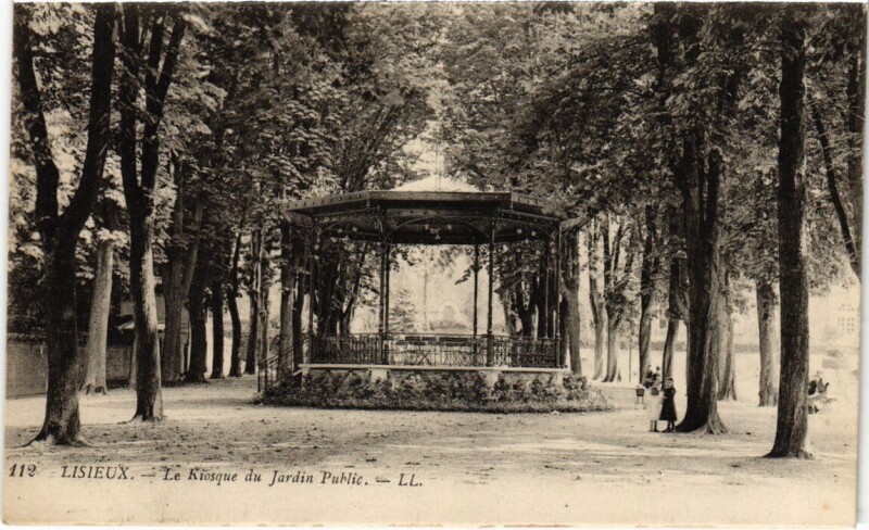 Carte postale ancienne Lisieux Le Kiosque du Jardin Public France à Lisieux