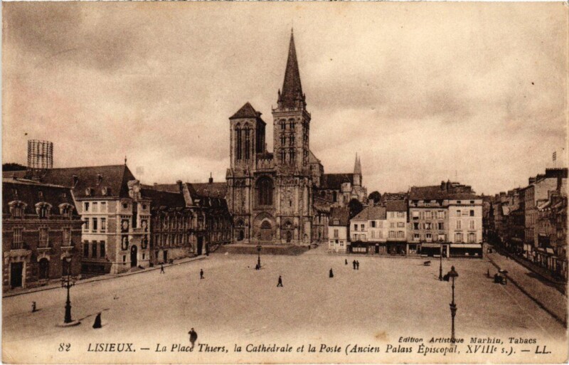Carte postale ancienne Lisieux La Place Thiers, la Cathedrale France à Lisieux