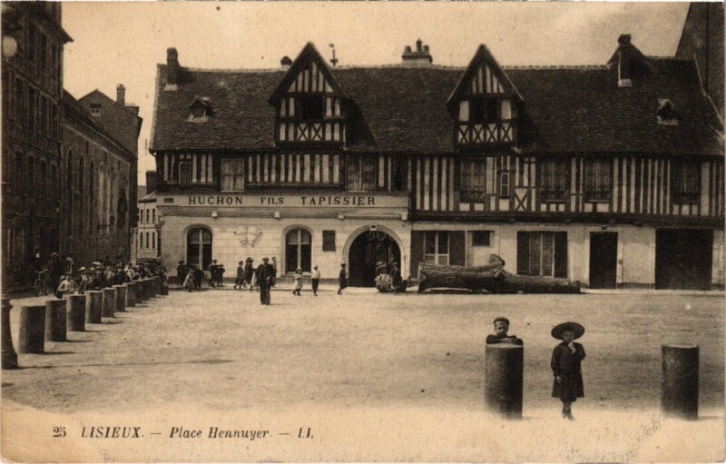Carte postale ancienne Lisieux Place Hennuyer France à Lisieux