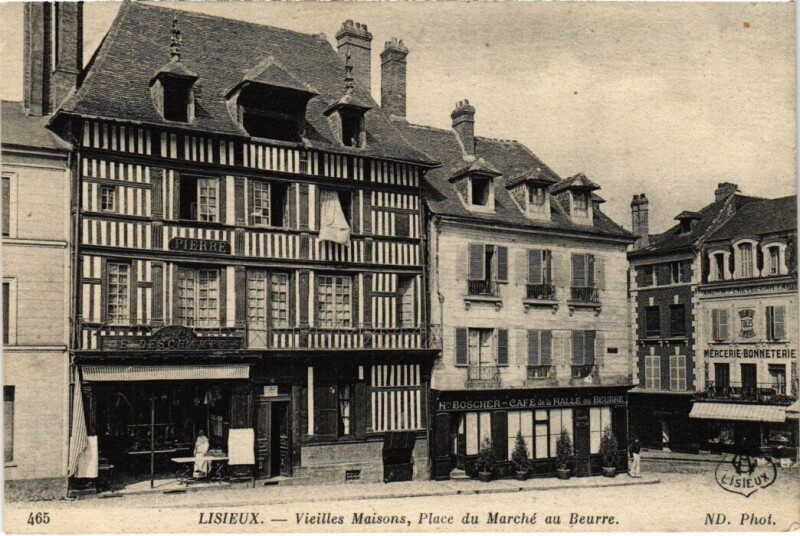 Carte postale ancienne Lisieux Vieilles Maisons, Place du Marche France à Lisieux