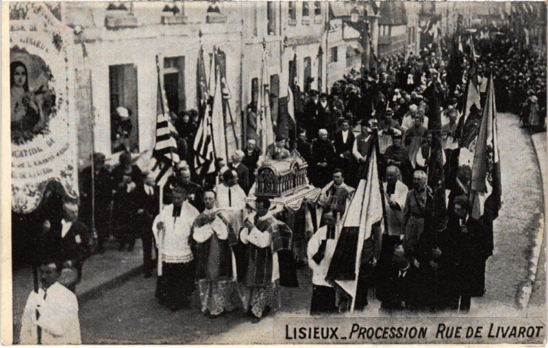 Carte postale ancienne Lisieux Procession Rue de Livarot France à Lisieux