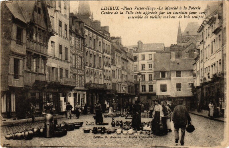 Carte postale ancienne Lisieux Place Victor-Hugo, Le Marche France à Lisieux