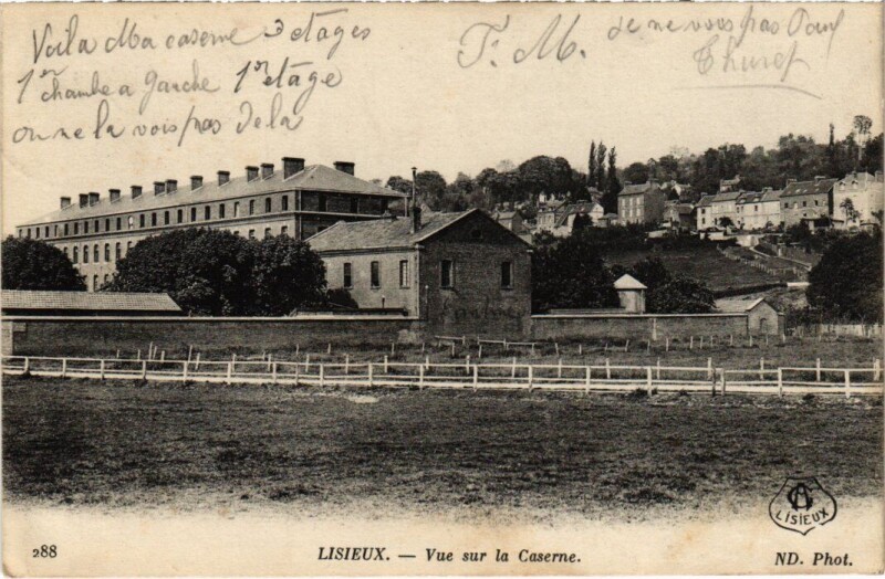 Carte postale ancienne Lisieux Vue sur la Caserne France à Lisieux