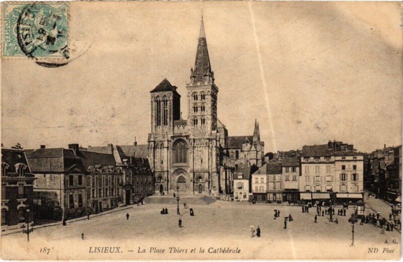 Carte postale ancienne Lisieux La Place Thiers et la Cathedrale France à Lisieux