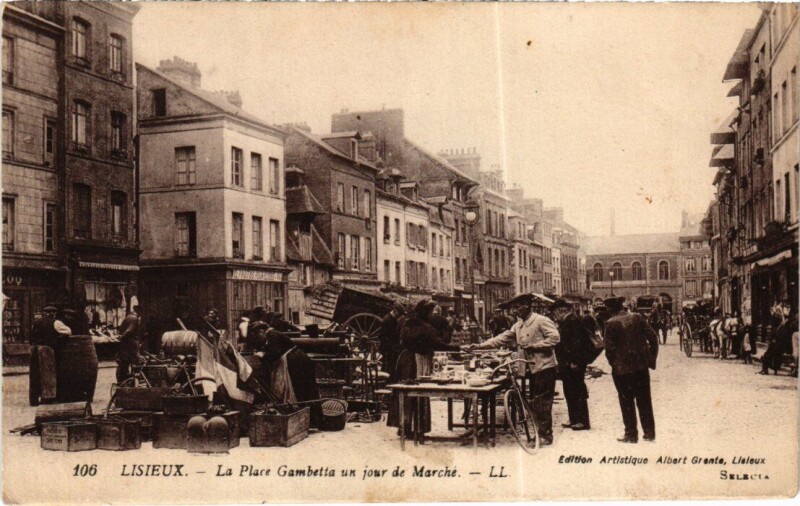 Carte postale ancienne Lisieux La Place Gambetta un jour de Marche France à Lisieux