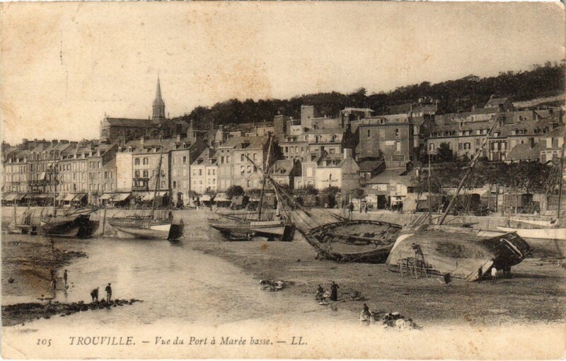 Carte postale ancienne Trouville Vue du Port a maree basse France