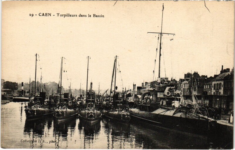 Carte postale ancienne Caen Torpilleurs dans le Bassin France