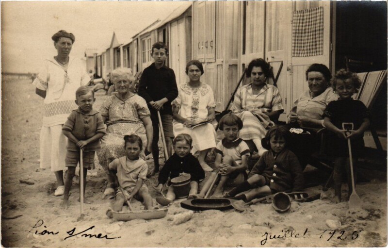 Carte postale ancienne Lion sur Mer Family portrait 1925 juillet France à Lion-sur-Mer