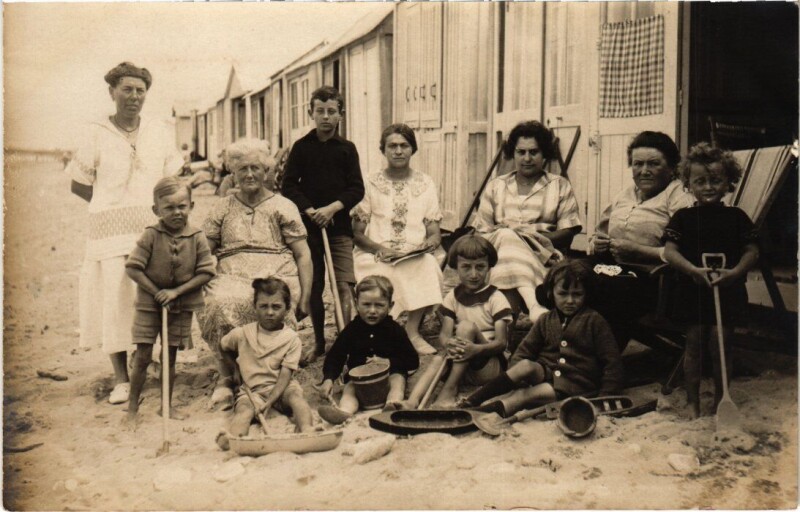 Carte postale ancienne Lion sur Mer Big family portrait on Postcard France à Lion-sur-Mer