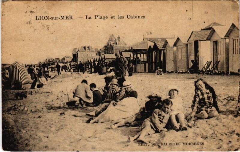 Carte postale ancienne Lion sur Mer La Plage et les Cabines France à Lion-sur-Mer