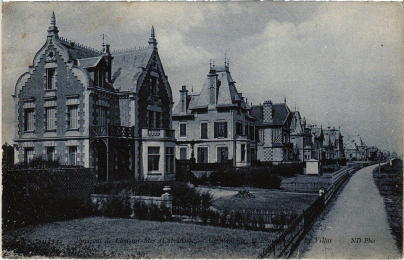 Carte postale ancienne Lion sur Mer La Promenade, les Villas France à Lion-sur-Mer