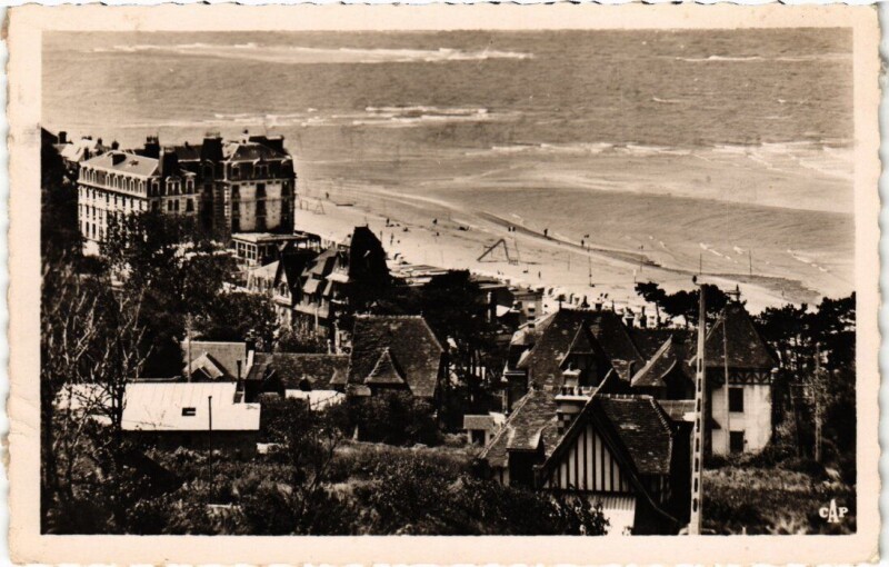 Carte postale ancienne Houlgate Vue Generale sur la ville et plage France à Houlgate