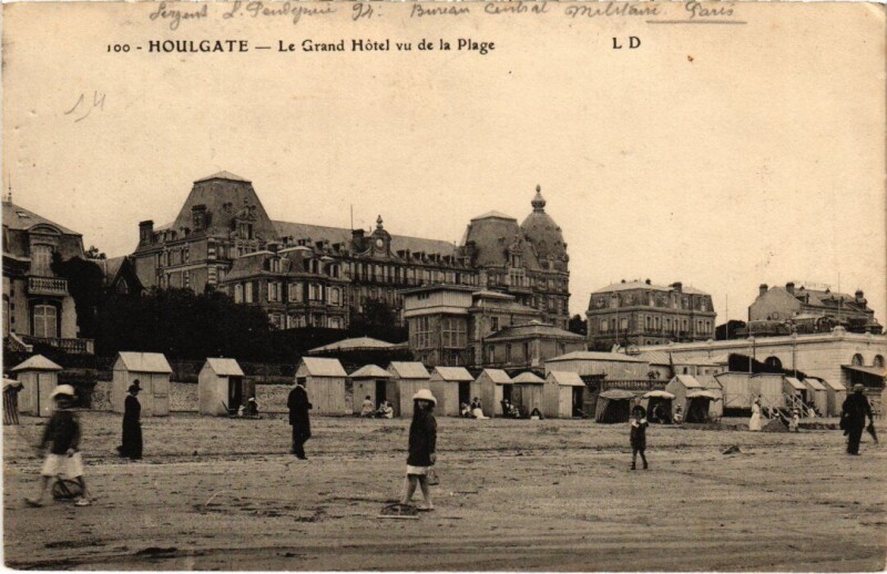 Carte postale ancienne Houlgate Le Gran Hotel vu de la Plage France à Houlgate