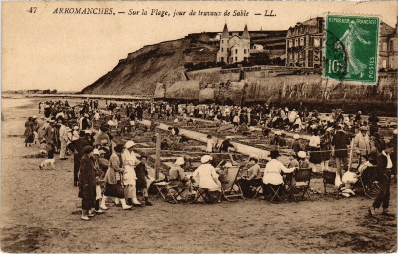Carte postale ancienne Arromanches Sur la Plage France