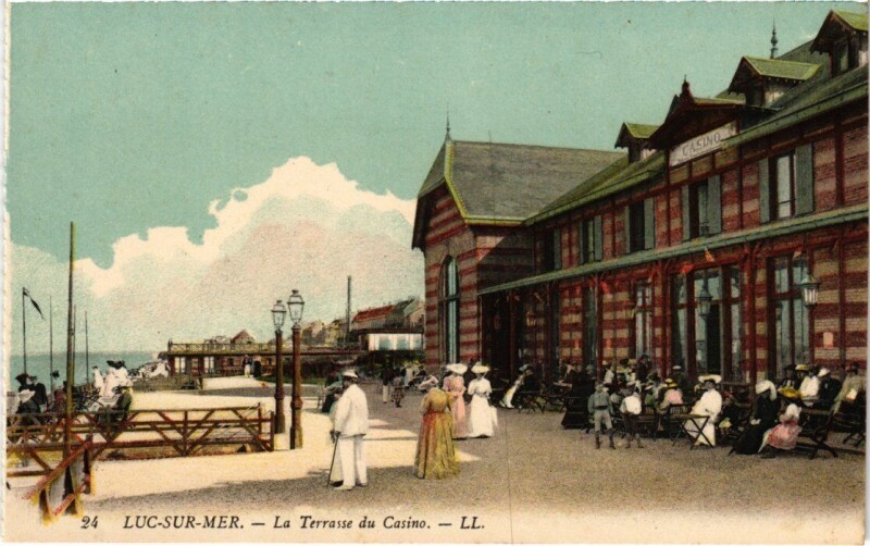 Carte postale ancienne Luc sur Mer La Terrasse du Casino France à Luc-sur-Mer