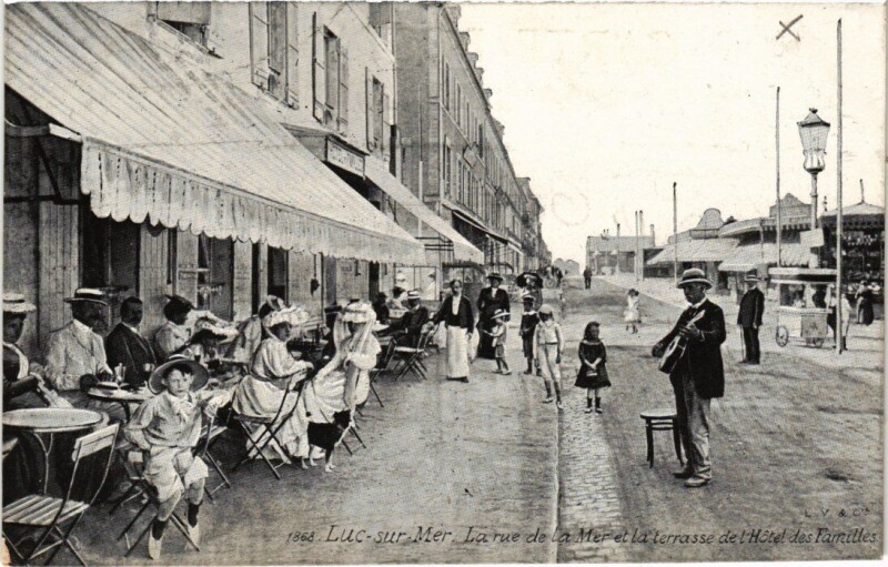 Carte postale ancienne Luc sur Mer La rue de la Mer et la Terrasse France à Luc-sur-Mer