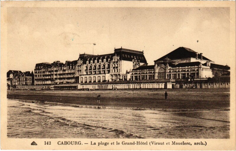 Carte postale ancienne Cabourg La plage et le Grand Hotel France à Cabourg