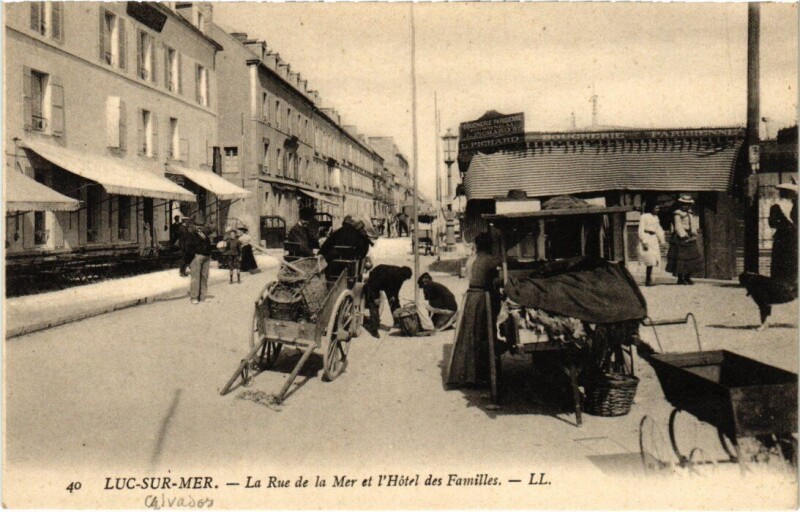 Carte postale ancienne Luc sur Mer La Rue de la Mer France à Luc-sur-Mer