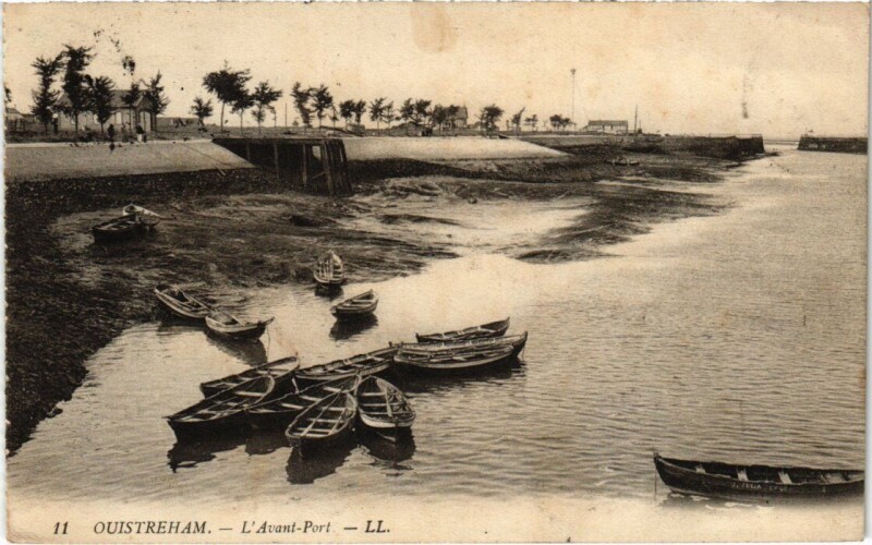 Carte postale ancienne Ouistreham L'avant-port France à Ouistreham