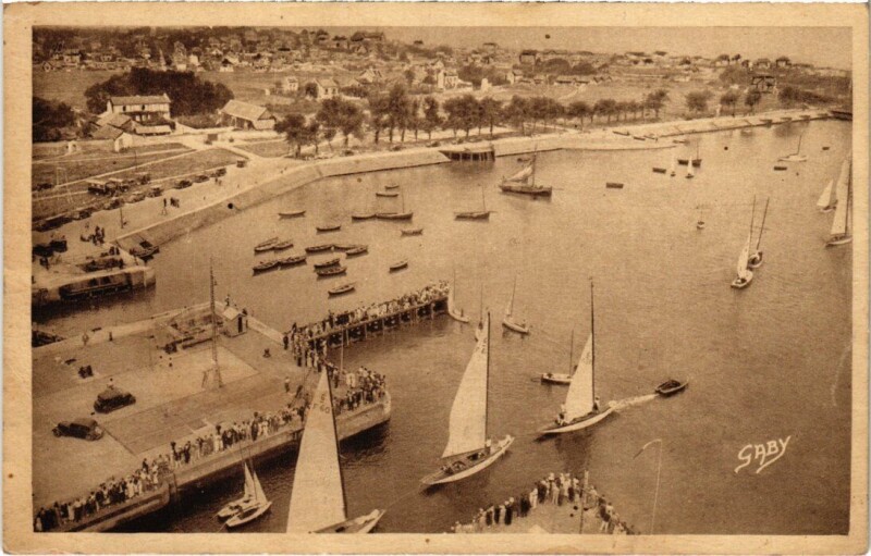 Carte postale ancienne Ouistreham Vue sur l'Avant-Port France à Ouistreham
