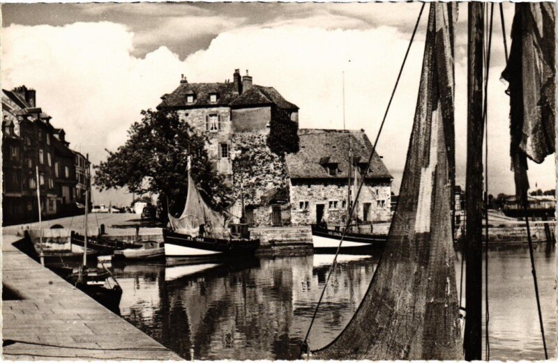 Carte postale ancienne Honfleur La Lieutenance et le Vieux Bassin France à Honfleur