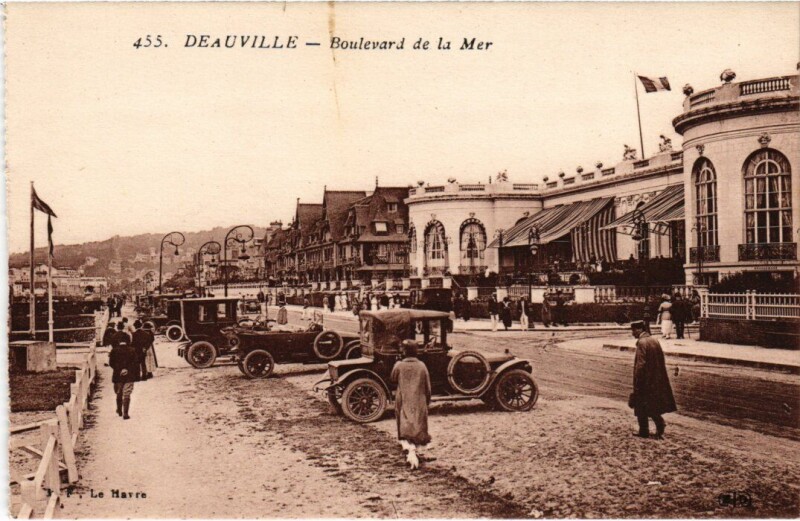 Carte postale ancienne Deauville Boulevard de la Mer France à Deauville