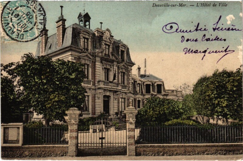 Carte postale ancienne Deauville L'Hotel de Ville France à Deauville