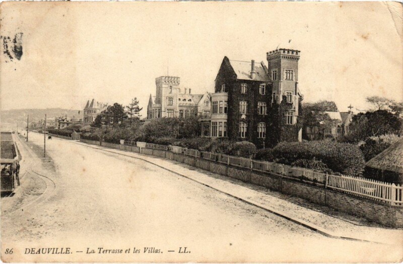 Carte postale ancienne Deauville La Terrasse et les Villas France à Deauville