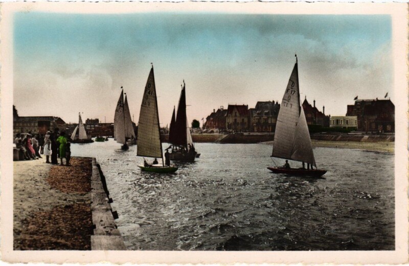 Carte postale ancienne Deauville Les Regates France à Deauville